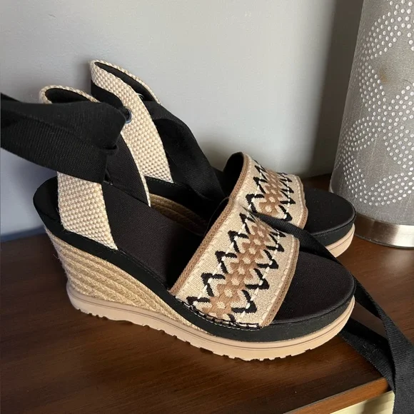 New with stickers ugg wedge sandals - Picture 3 of 7